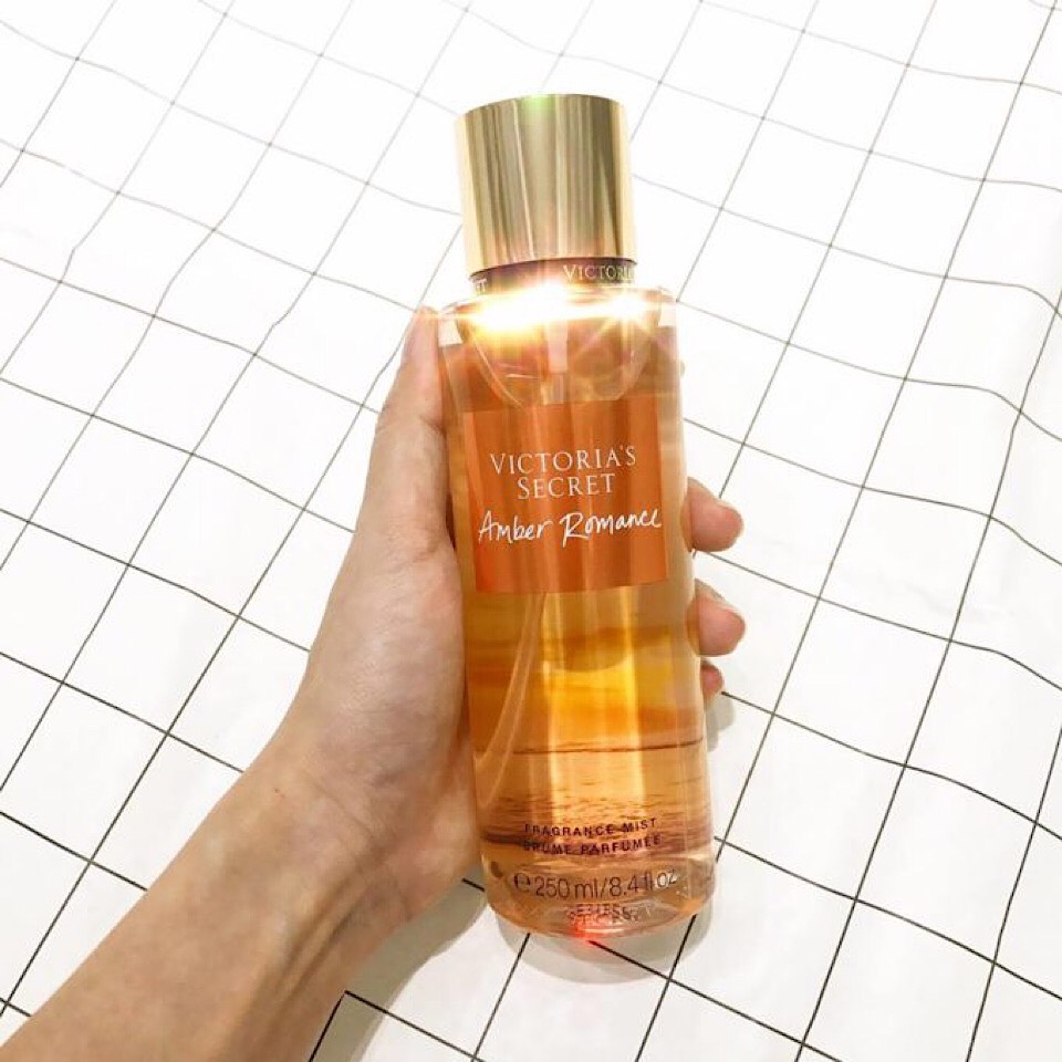 Xịt thơm toàn thân Victoria’s Secret Amber Romance Fragrance Mist Brume Parfumee